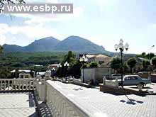 Вид на гору Бештау с центрального входа в курортный парк